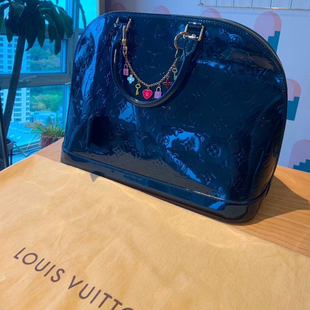 Louis Vuitton Authentic Alma Vernis handbag